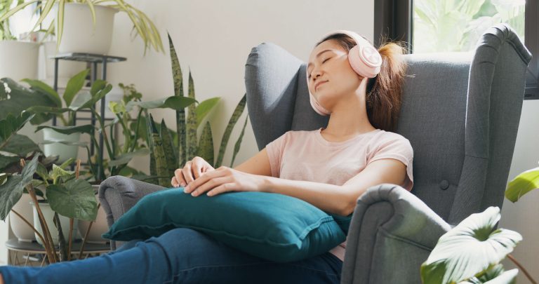 Inspirasi Dekorasi Ruang Santai Menggunakan Wing Chair dan Aksesori Hiasan